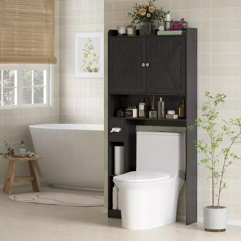 Gabinete de almacenamiento sobre el inodoro, organizador de baño estilo casa de campo sobre el inodoro con puertas de granero, estante ajustable, soporte para papel higiénico