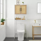 Armario de almacenamiento sobre el inodoro con estante ajustable y puertas de ratán, organizador de baño para ahorrar espacio encima del inodoro con manija de metal, blanco