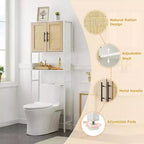 Armario de almacenamiento sobre el inodoro con estante ajustable y puertas de ratán, organizador de baño para ahorrar espacio encima del inodoro con manija de metal, blanco