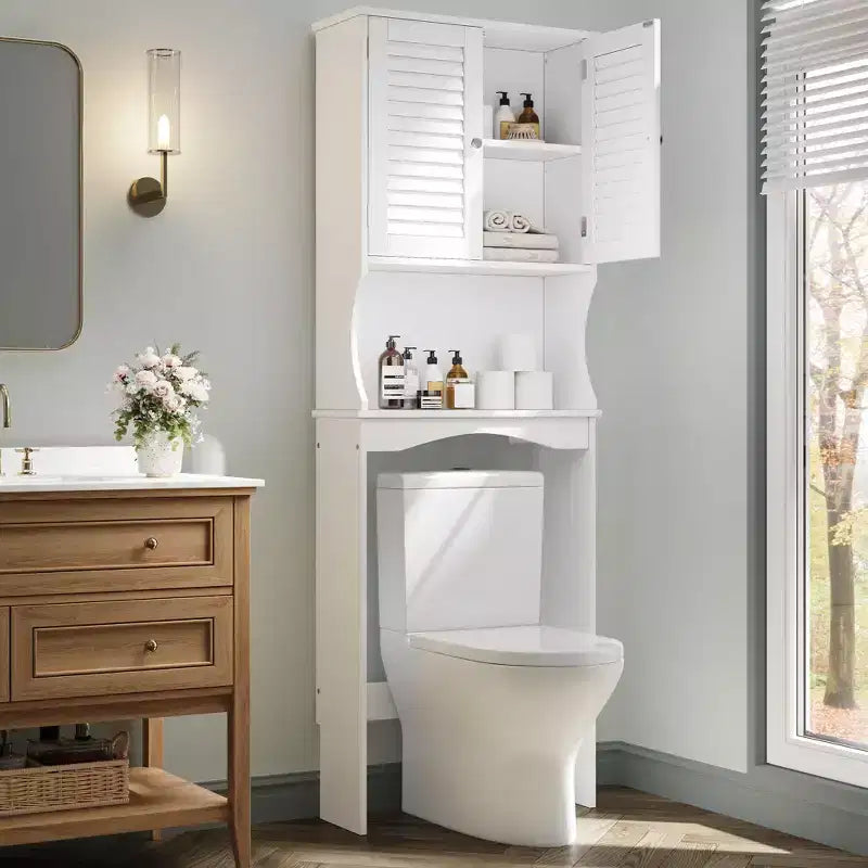 Armario de almacenamiento para colocar sobre el inodoro con soporte para papel higiénico, organizador de baño de doble puerta con estantes ajustables, estante de baño independiente, blanco
