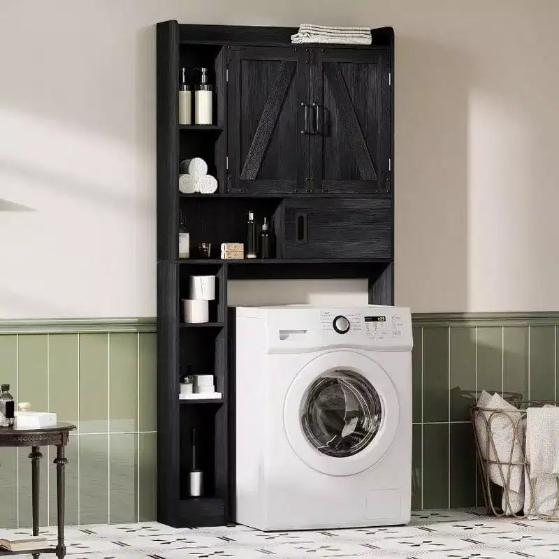Armario de almacenamiento sobre el inodoro, almacenamiento de baño estilo rústico con puerta corredera, estantes ajustables que ahorran espacio en color negro