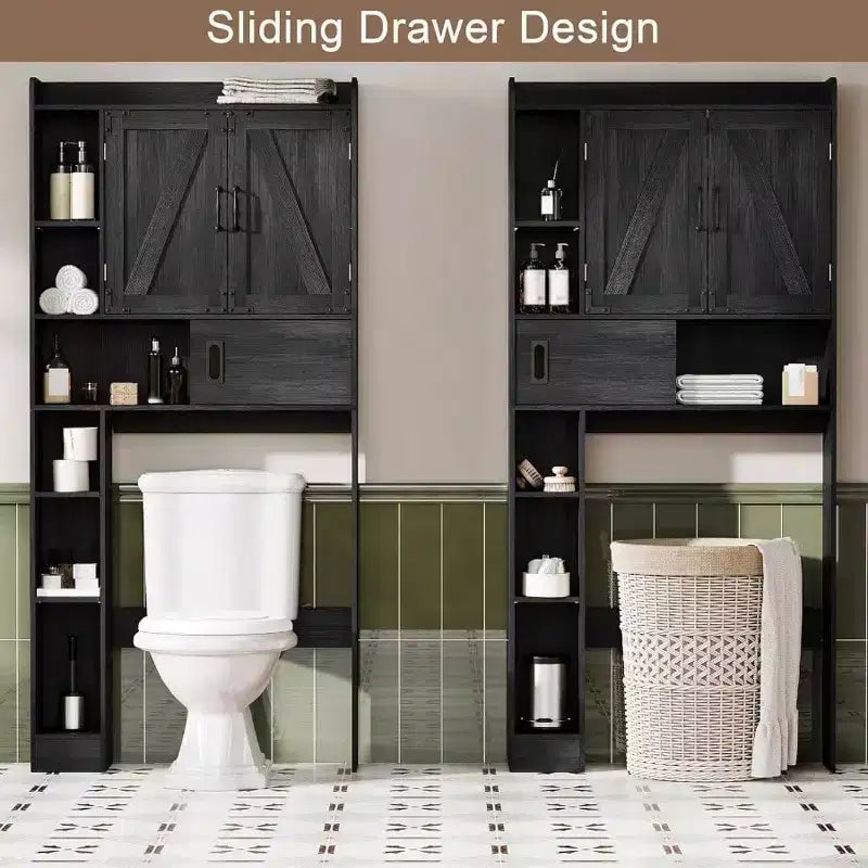Armario de almacenamiento sobre el inodoro, almacenamiento de baño estilo rústico con puerta corredera, estantes ajustables que ahorran espacio en color negro