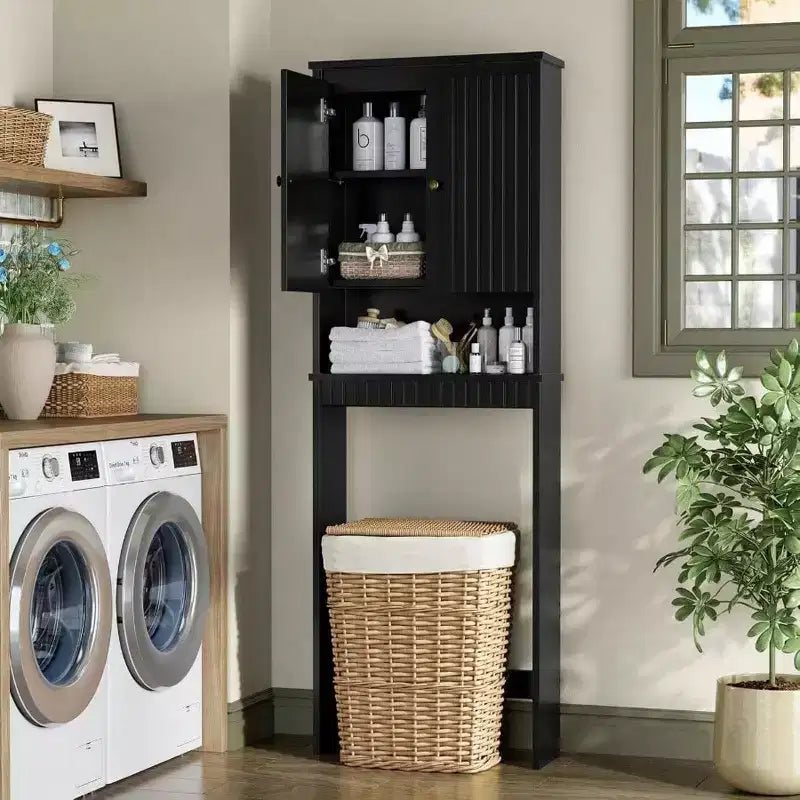 Armario de almacenamiento sobre inodoro, puertas con paneles acanalados, bisagras de cierre suave, organizador de baño negro, estante detrás del inodoro para ahorrar espacio