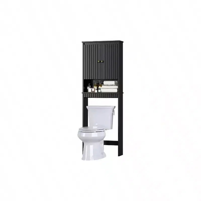 Armario de almacenamiento sobre inodoro, puertas con paneles acanalados, bisagras de cierre suave, organizador de baño negro, estante detrás del inodoro para ahorrar espacio