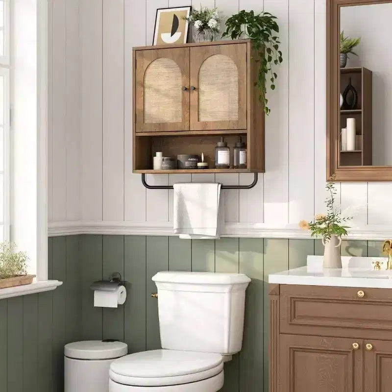 Gabinete de pared de baño de ratán, estilo bohemio con 2 puertas arqueadas, almacenamiento de granja sobre el inodoro con estantes ajustables y toallero