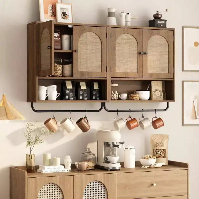 Gabinete de pared de baño de ratán, estilo bohemio con 2 puertas arqueadas, almacenamiento de granja sobre el inodoro con estantes ajustables y toallero