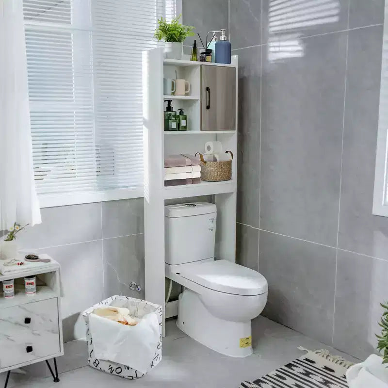 Armario de almacenamiento sobre el inodoro para ahorrar espacio en el baño con estantes abiertos y puerta