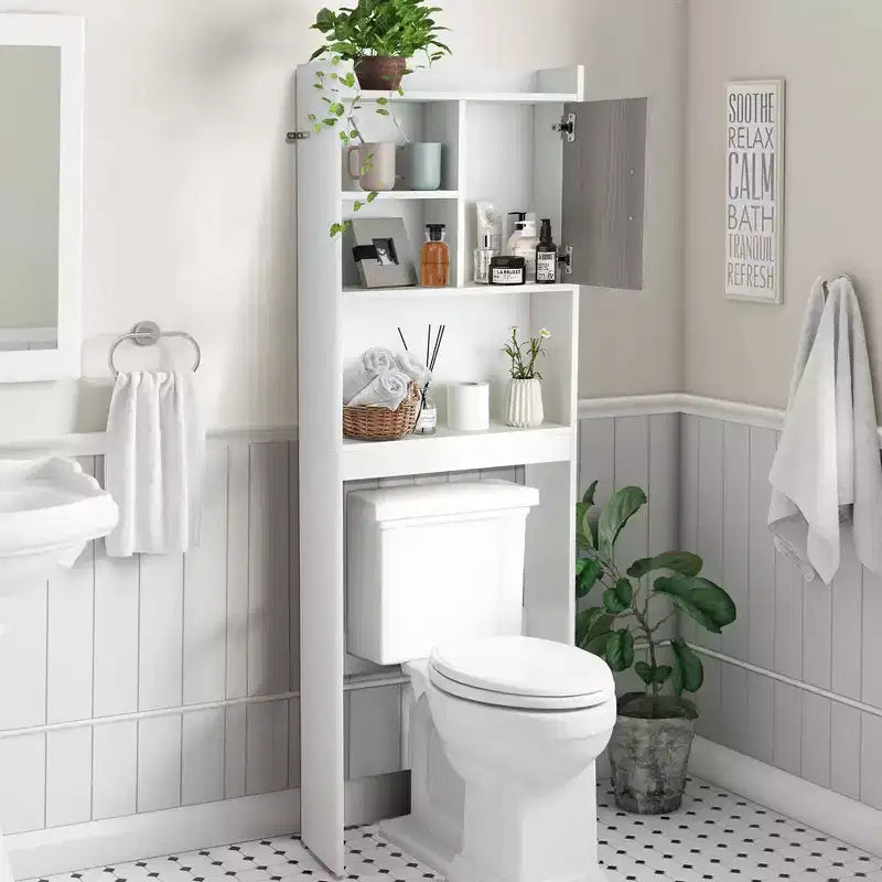 Armario de almacenamiento sobre el inodoro para ahorrar espacio en el baño con estantes abiertos y puerta